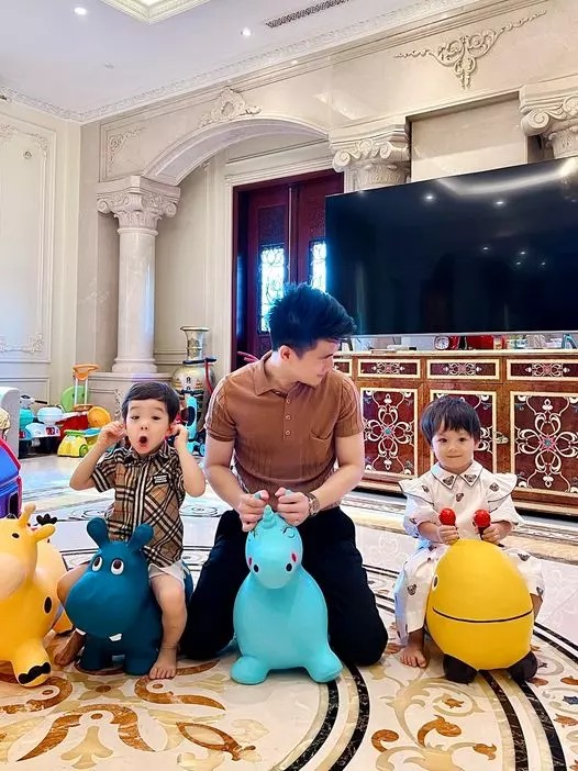 2 rich kid nhí được bố mua cho rất nhiều đồ chơi có hình thù dễ thương.