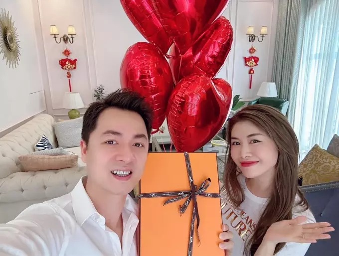 Người kế tiếp là bà xã Đăng Khôi. Cô khiến cư dân mạng choáng ngợp khi khoe món quà là đôi dép Hermes vân da cá sấu Himalaya giá 130 triệu đồng, do chồng tặng dịp Valentine.