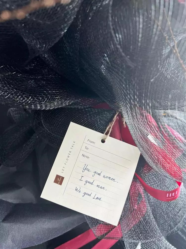 Ngô Thanh Vân khoe hoa chồng tặng, cho biết cười xỉu với lời nhắn nhủ dễ thương từ Huy Trần.