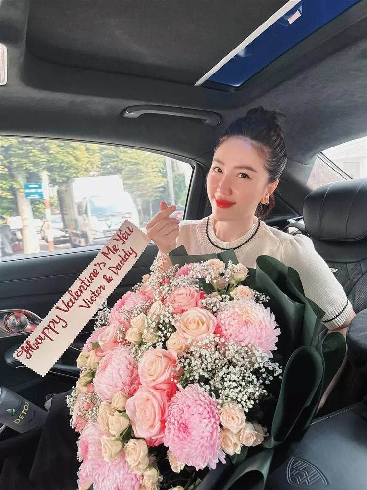Bảo Thy tận hưởng Lễ tình nhân ngọt ngào với bó hoa lớn trên tay, do ông xã và con trai nhỏ tặng.