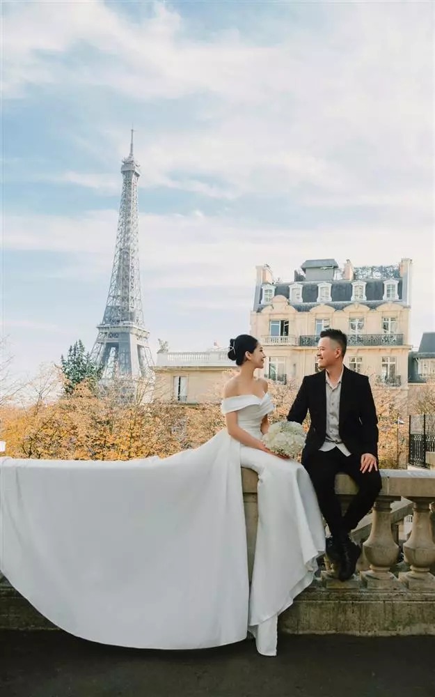 Thay vì vật phẩm, ông xã Lưu Đê Ly lại tặng vợ hơn 200 triệu đồng vào tài khoản. Được chồng tặng quà 