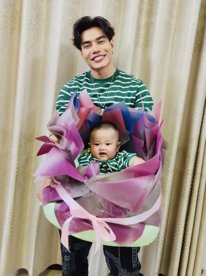 Lê Dương Bảo Lâm khiến ai nấy bật cười thích thú khi mang con ra làm quà tặng vợ: 