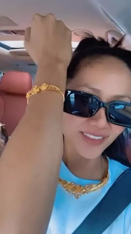 Mở đầu cho màn bóc quà Valentine của sao Việt là H'Hen Niê. Hoa hậu Hoàn vũ Việt Nam 2017 gây bất ngờ khi khoe món quà giá trị được một người bạn tặng. Đó là bộ kiềng và vòng tay bằng vàng hoành tráng.