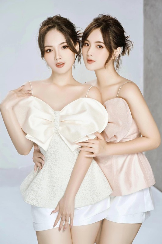 Vì là cặp đôi sinh cùng trứng nên cả hai có gu thời trang tương đồng và thường xuyên thích mặc đồ giống nhau. Ảnh: FBNV