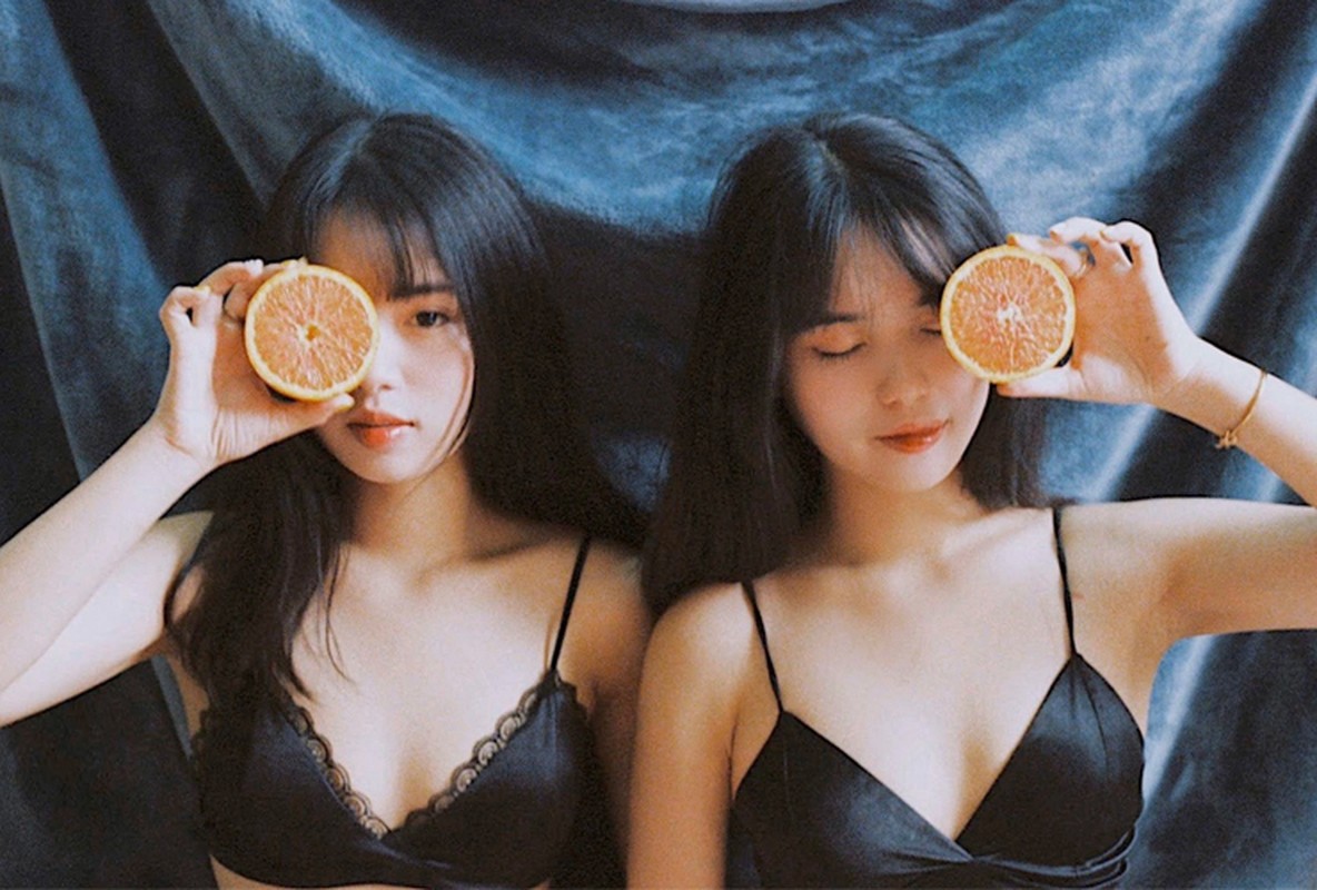 Có gương mặt, vóc dáng giống nhau lại học chung một trường, một lớp nên hai nàng hot girl thường xuyên bị bạn bè và giáo viên gọi nhầm tên.
