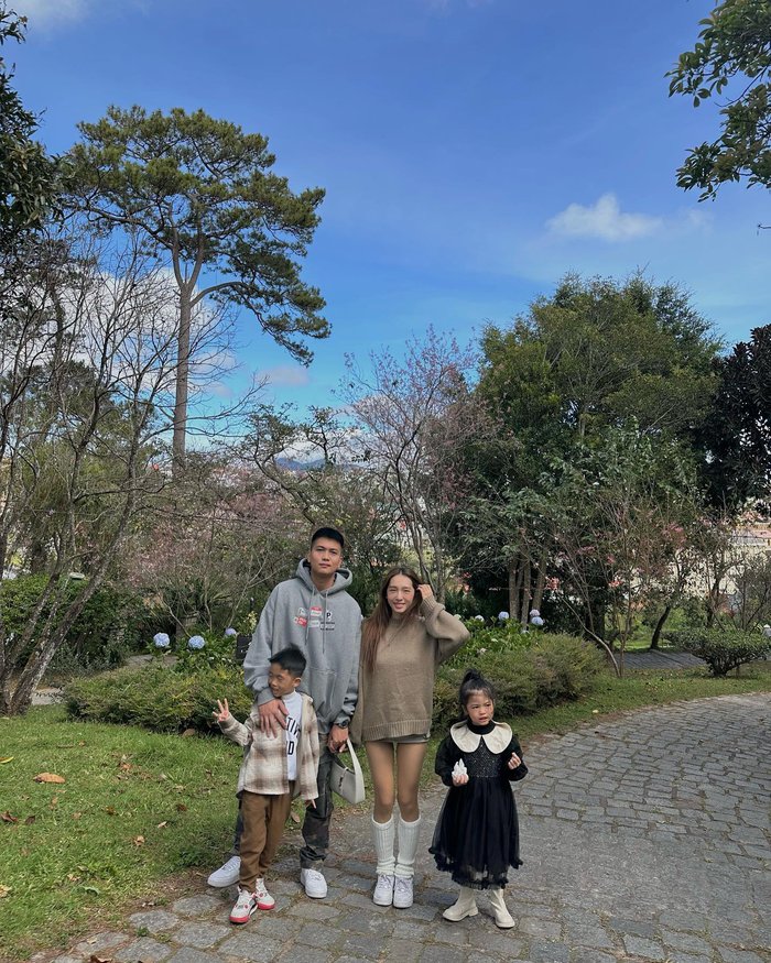 Hiện tại 2 con của Emily đã lớn phổng phao và vô cùng đáng yêu