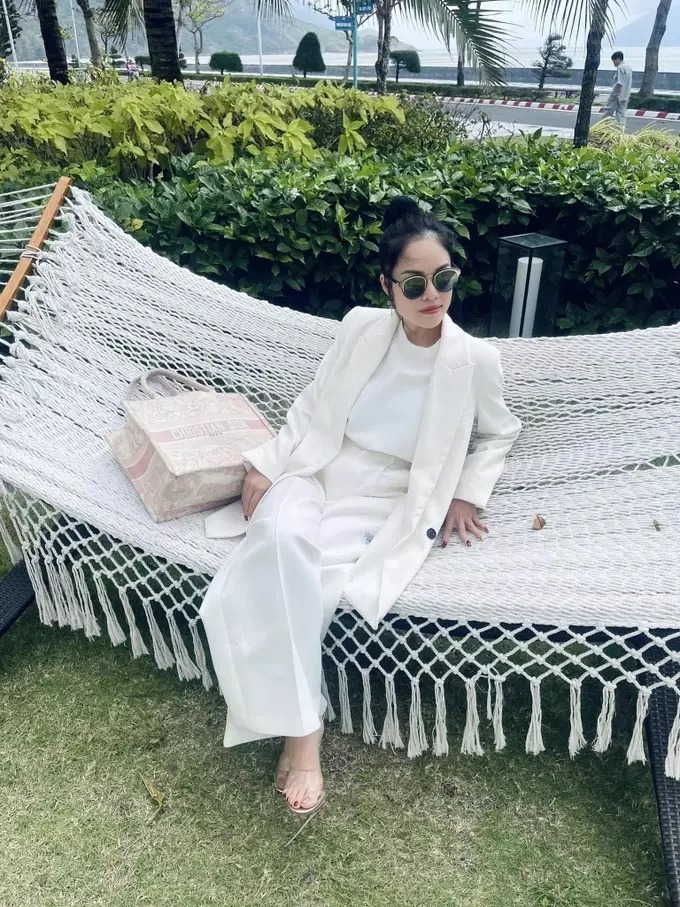 Dương Cẩm Lynh bên chiếc túi hiệu sang chảnh.