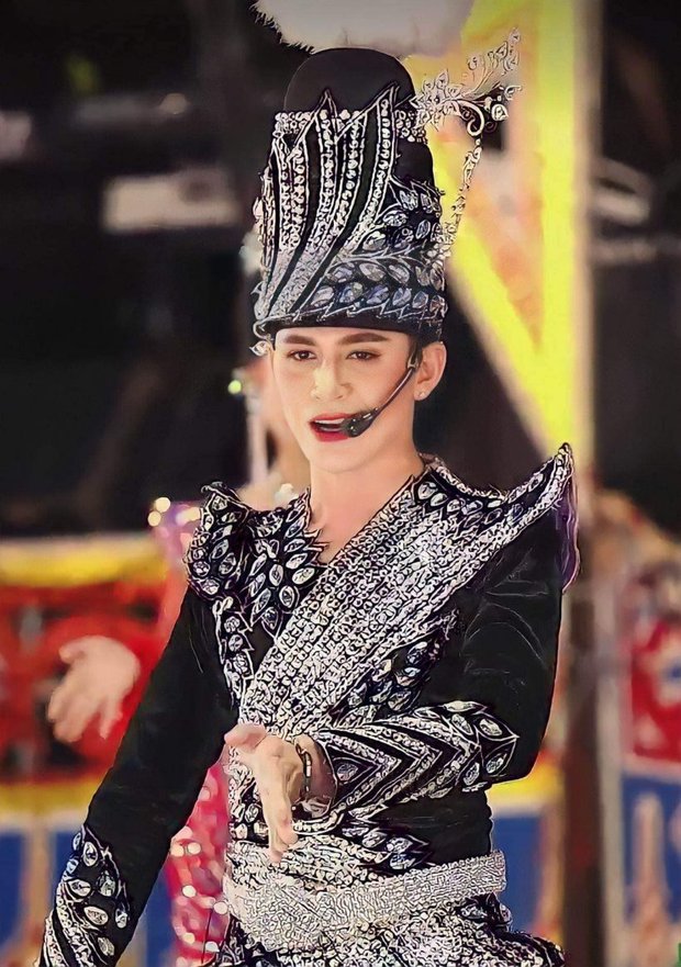 Sinh năm 1990, New Mukda là ca sĩ Mor Lam nổi tiếng của Thái Lan và được rất nhiều khán giả yêu thích