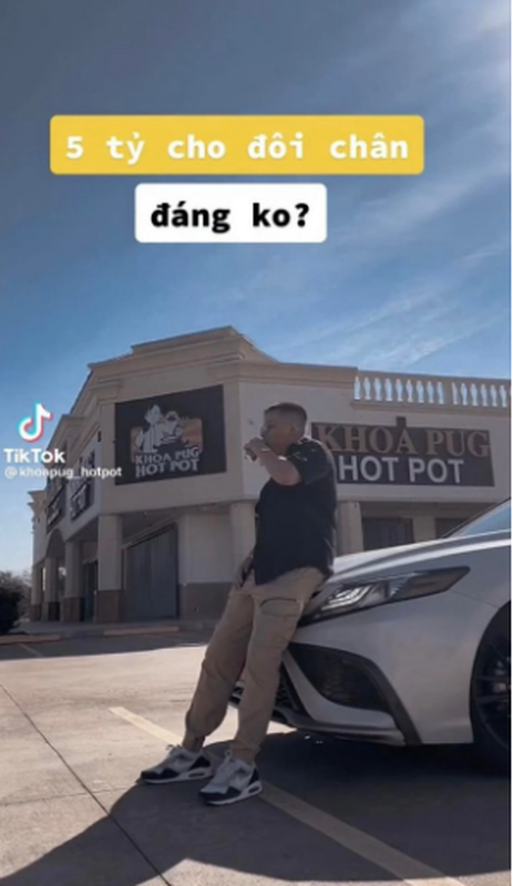 Mặc lời dèm pha và những tranh cãi từ cư dân mạng, Khoa Pug vẫn tự tin khoe vóc dáng với đôi chân dài của mình. Thậm chí mới đây anh còn bỏ một số tiền lớn để kinh doanh nhà hàng tại Mỹ.