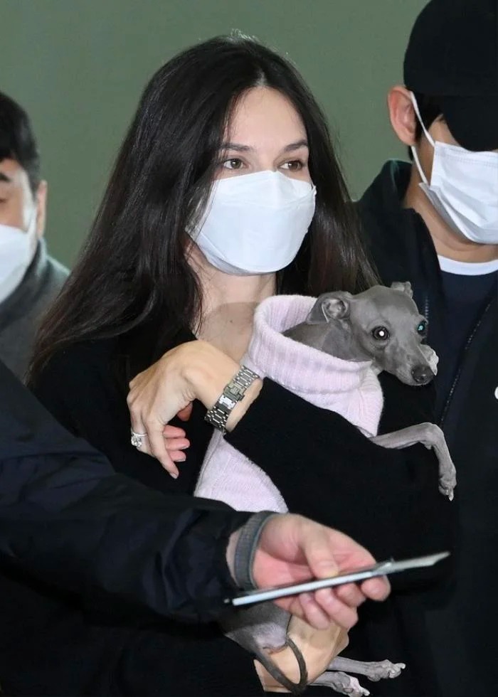 Dù che chắn cẩn thận nhưng cả hai vẫn lọt vào ống kính truyền thông.