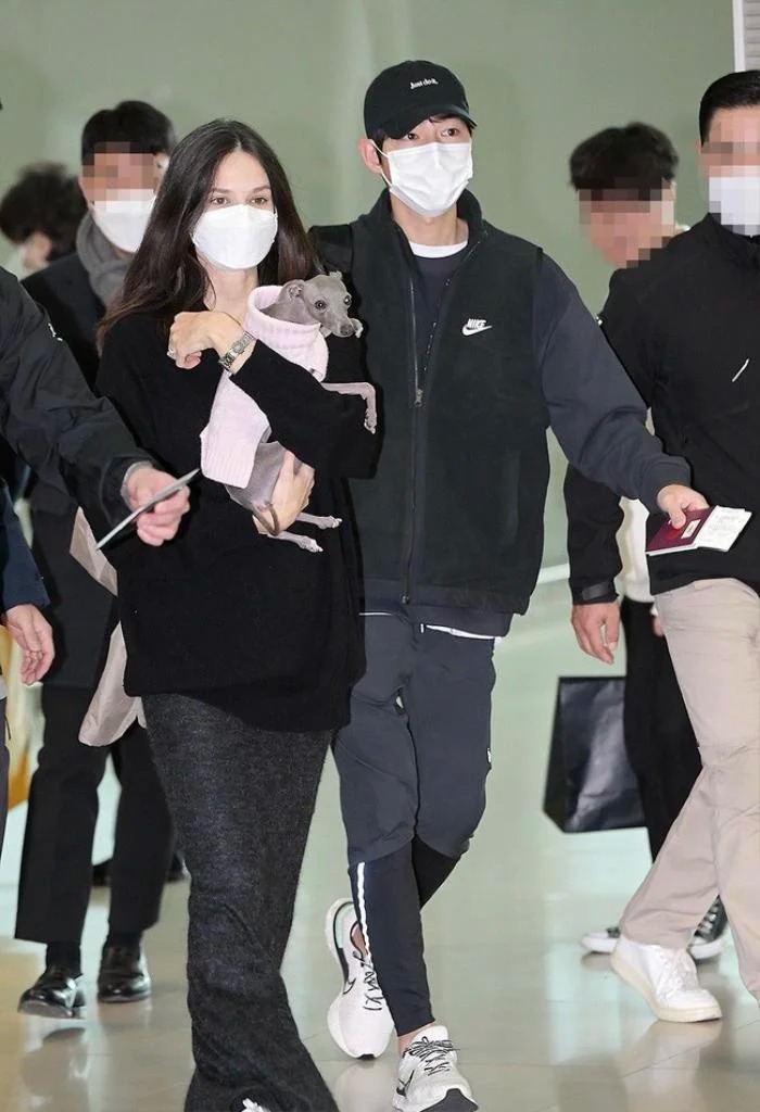 Song Joong Ki xuất hiện cùng vợ tại sân bay