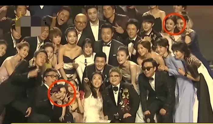 Triệu Lệ Dĩnh chỉ đứng ở phía ngoài, trong khi Dương Mịch và Angelababy được đứng cạnh loạt tiền bối gạo cội tên tuổi trong nghề.