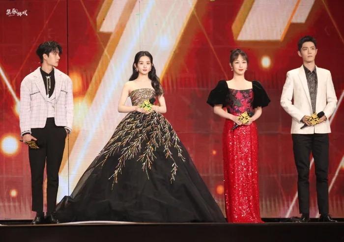 Triệu Lệ Dĩnh đứng ở trung tâm của bức ảnh, thành công “vượt mặt” cả Dương Mịch.