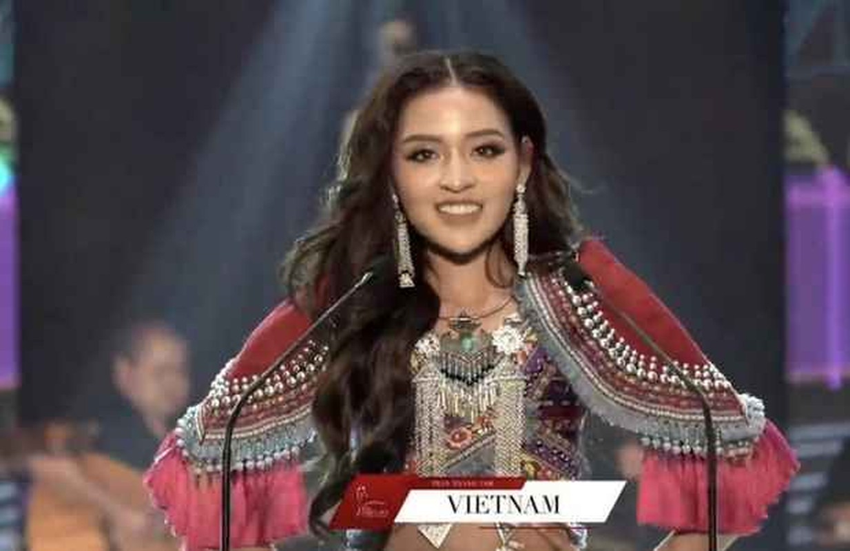 Clip ghi lại cảnh hot girl Trần Thanh Tâm tặng món quà là cafe Việt cho Nam vương Thái Lan - Thiraphat Sittichai.