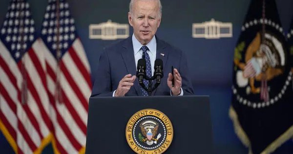 Tổng thống Mỹ Joe Biden phát biểu về vụ khinh khí cầu Trung Quốc hôm 16-2 ở Washington - Ảnh: AP