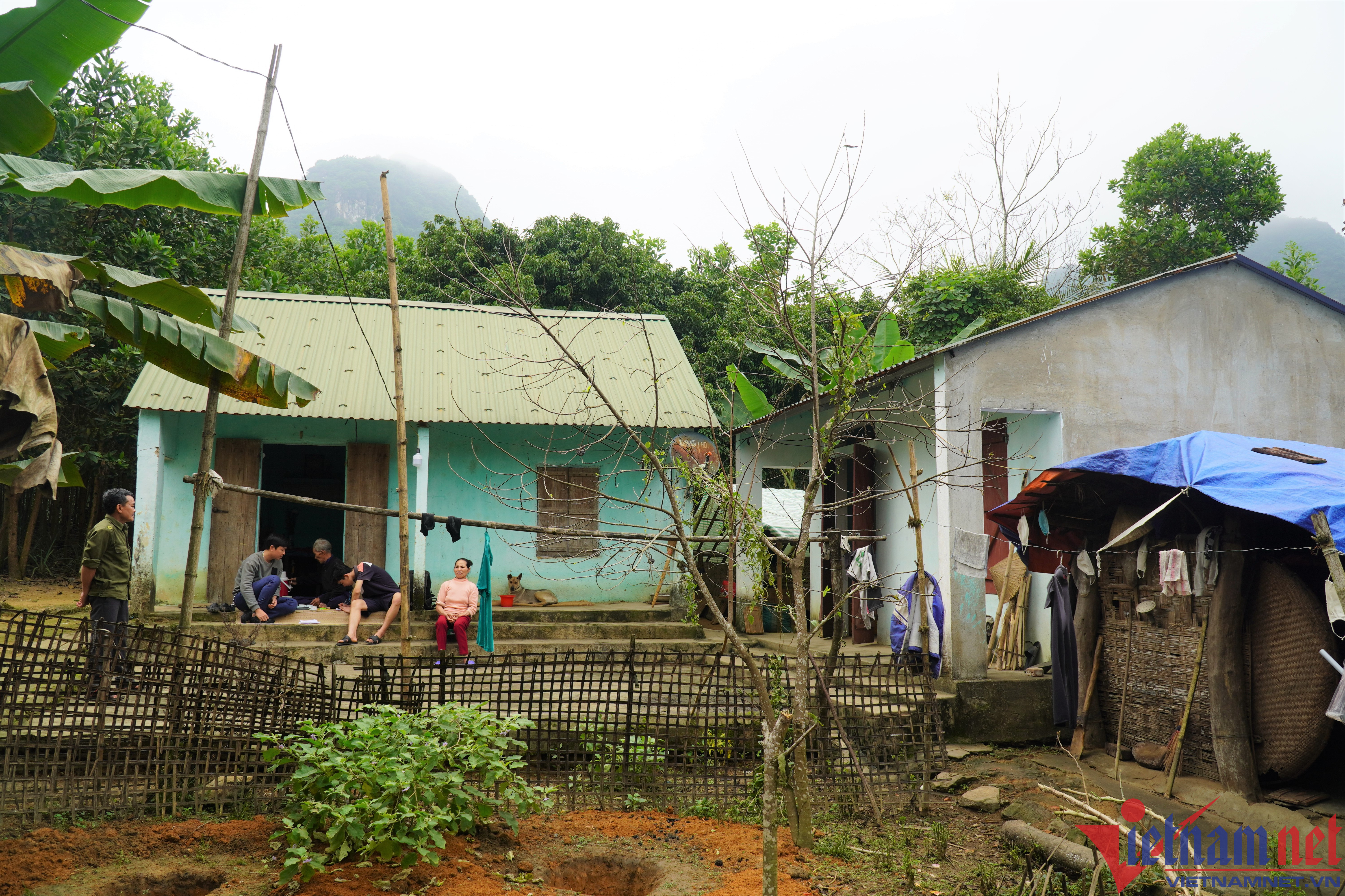 Người dân trong làng thường xuyên đến chia buồn cùng vợ chồng ông Tẳm