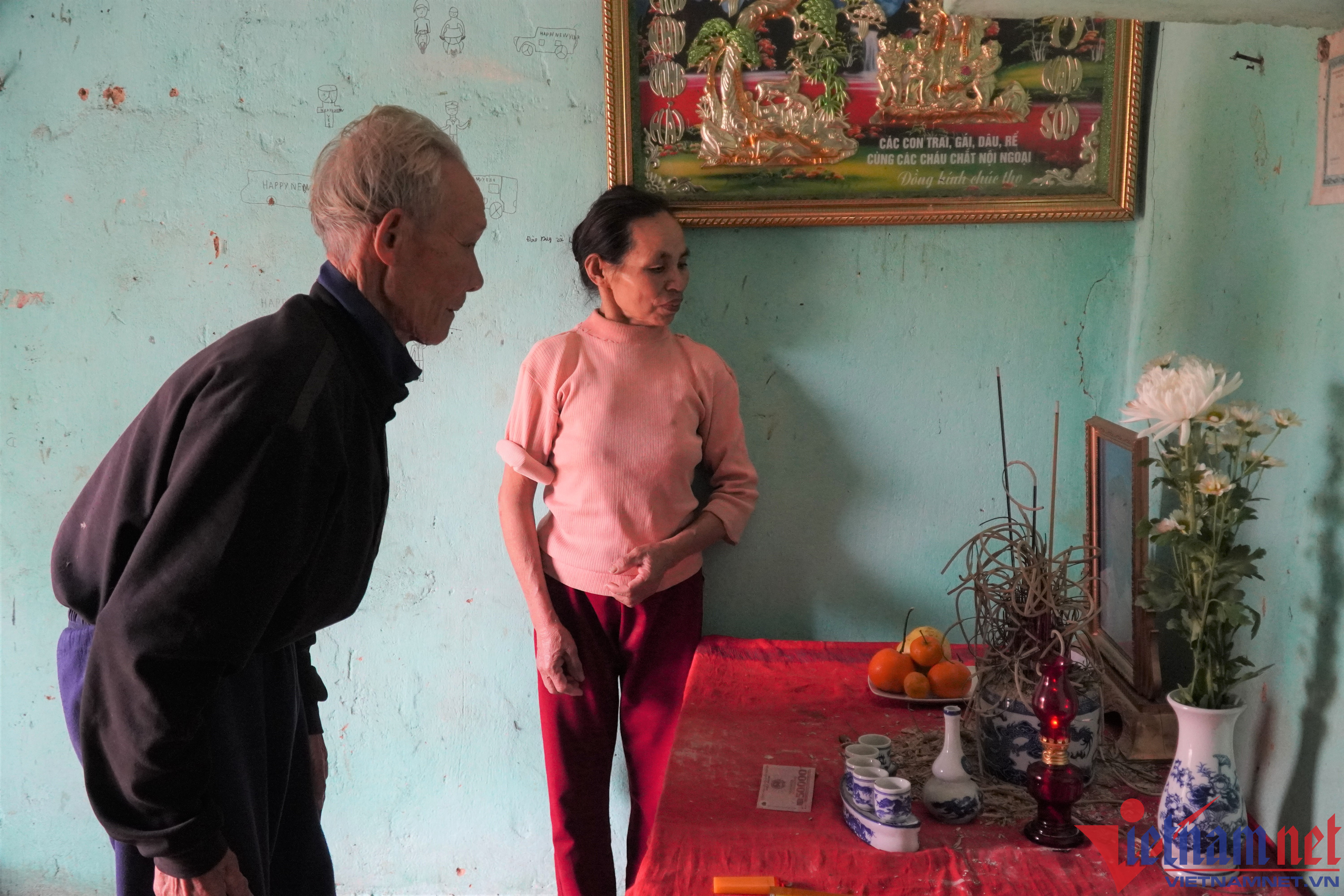 Vợ chồng ông Tẳm nhìn di ảnh của con mà xót xa, chỉ trong chớp mắt ông bà đã mất đi đứa con duy nhất.