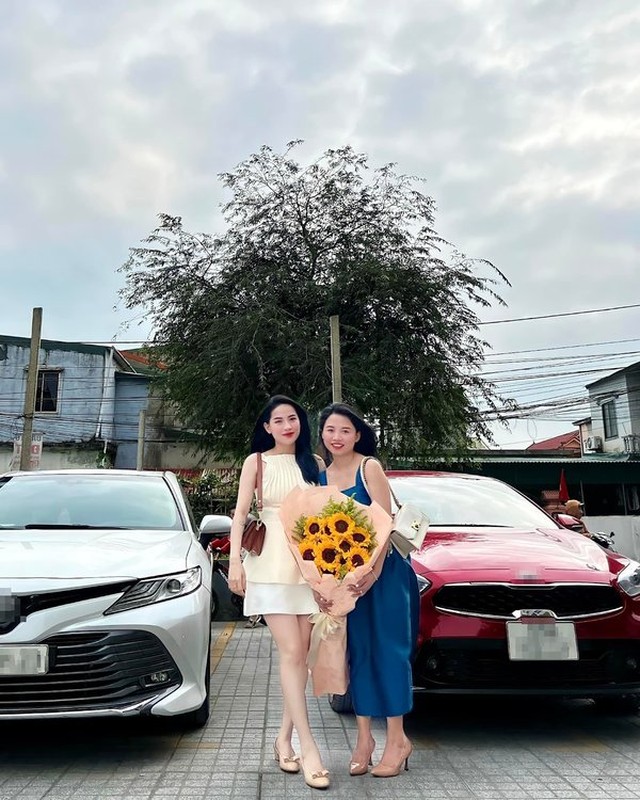 Trước đó, Hà Linh đã từng mua 2 chiếc xe hơi khác. Lần mua xe này là tặng cho chị gái của cô, nữ YouTuber cho biết chị muốn đổi xe cao hơn nên đã đồng ý ngay.