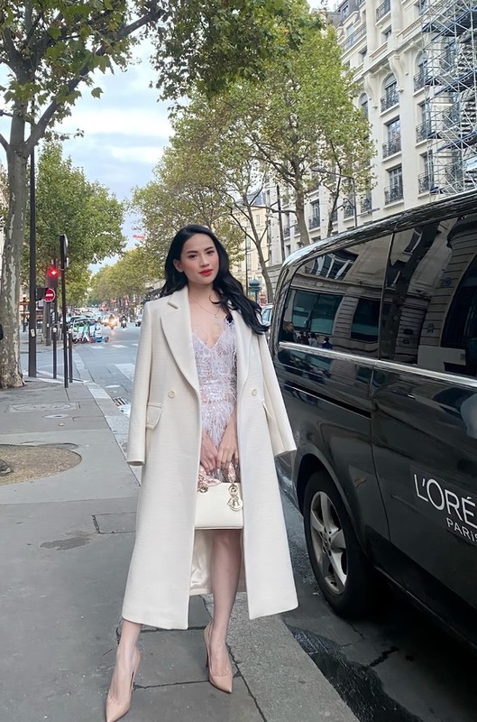 Hà Linh đăng tải trên trang cá nhân: “Chiếc xe thứ 3 mua tặng gia đình rồi. Chuẩn bị đập hộp chiếc thứ 4”.