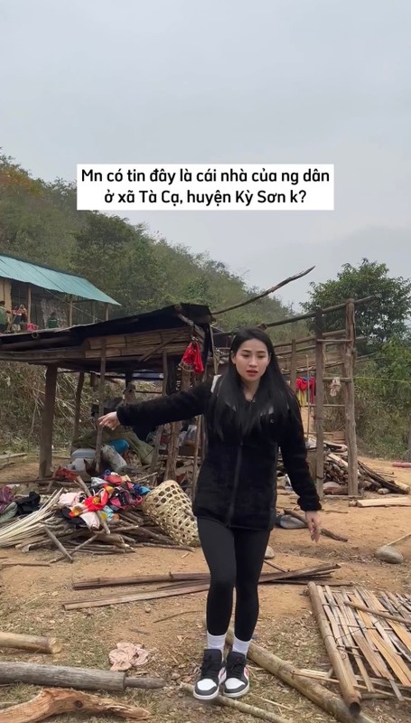 Bố mất sớm nên ngay từ khi còn nhỏ, một mình mẹ của Hà Linh đã gồng gánh gia đình nuôi hai chị em nên người. Cô sống cùng mẹ trong một căn nhà cấp 4 dột nát trong ngõ sâu, cứ mỗi khi mưa to lại lụt đến ngang đùi, khiến cho mọi hoạt động vô cùng khó khăn.