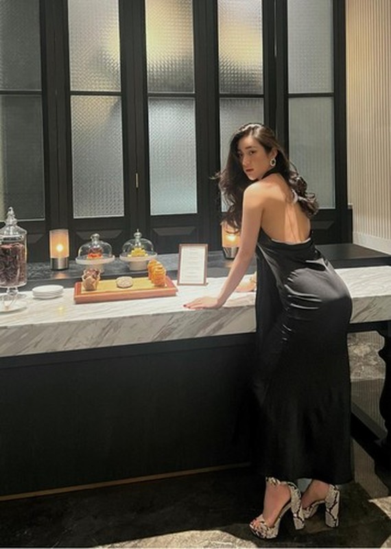 Ở ngoài đời, Huyền Trân sở hữu chiều cao 1m67 cùng số đo 3 vòng lý tưởng 84-63-103 (cm). Nhưng ít ai biết, thuở nhỏ, cô từng sở hữu làn da bánh mật, đường nét gương mặt không xinh đẹp xuất sắc như bây giờ.