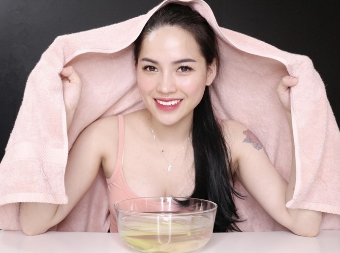 Nếu theo dõi Hà Linh từ lâu chắc hẳn netizen cũng biết ngoài việc mua xe cho chị gái, trước đó, nữ YouTuber cũng xây một căn nhà mới tặng cho mẹ. Cách đây không lâu, nhân dịp sinh nhật mẹ, biết bà luôn mong có một chiếc điện thoại tốt hơn để tiện chụp ảnh, quay video phục vụ việc bán hàng nên Hà Linh đã mua chiếc điện thoại mới nhất, vừa ra mắt thị trường để tặng cho mẹ.