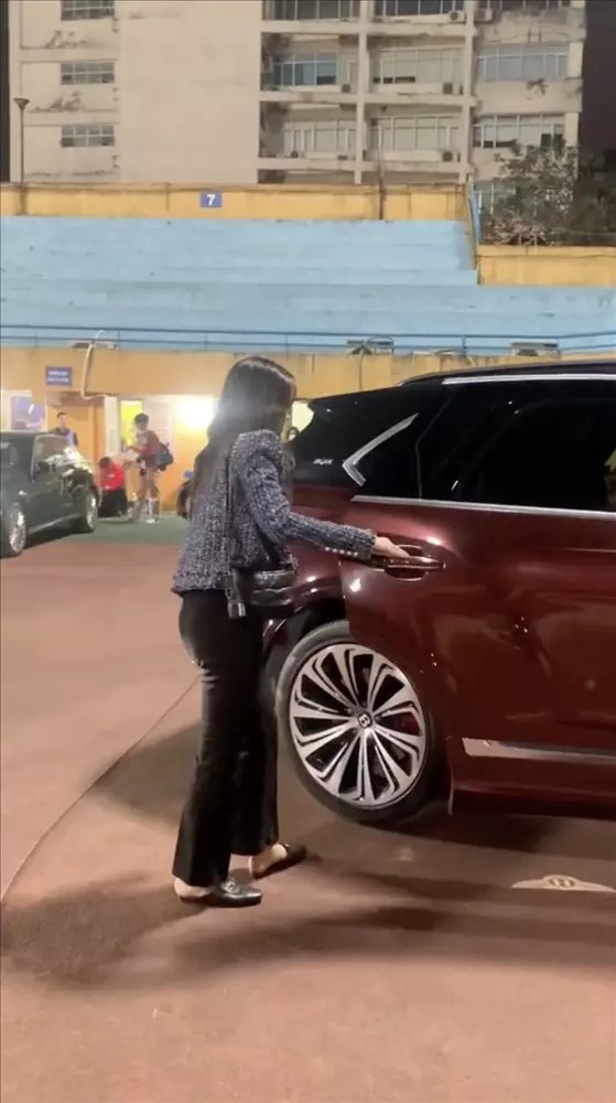 Sau khi theo dõi bóng đá, cả 2 ra về trên chiếc xe hạng sang.