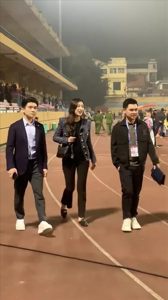 Đôi vợ chồng trẻ nói chuyện vui vẻ nhưng không tương tác tình cảm nhiều.