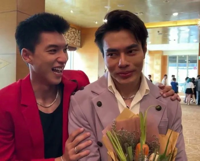 Nam diễn viên tỏ ra giận dỗi bởi em học sinh này ban đầu ý định tả về anh nhưng lại thẳng tay gạch bỏ khi mới chỉ viết được 3 dòng đầu tiên.