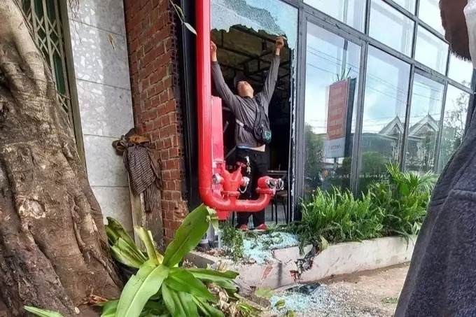 Chiếc xe tông vào gốc cây và quán nhậu khiến cửa kính vỡ nát