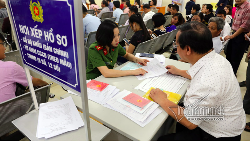 Từ 1/1/2023, công dân đi làm một số thủ tục không phải xuất trình sổ hộ khẩu. Ảnh: Phạm Hải