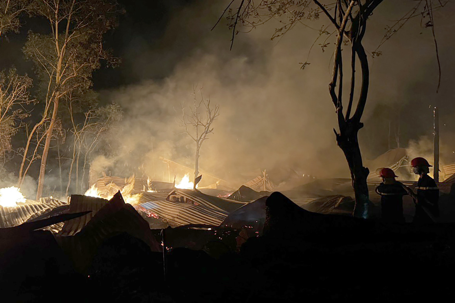 Xưởng gỗ rộng hàng trăm m2 bị lửa bao phủ. Ảnh: Minh Anh.