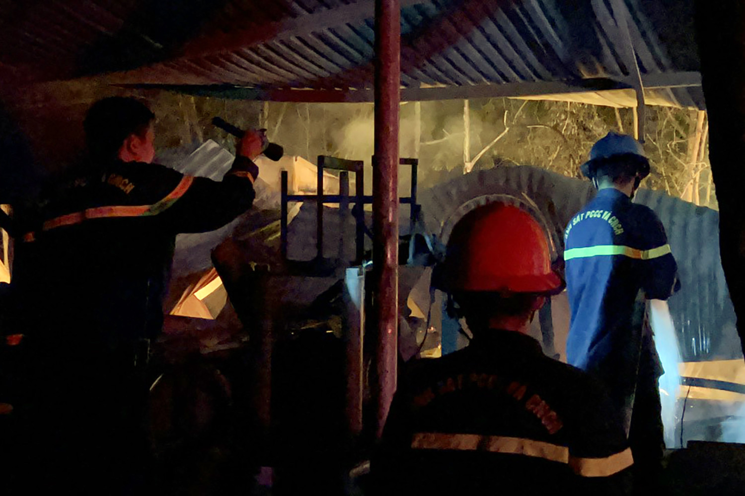 Lính cứu hỏa tiếp cận hiện trường hỏa hoạn. Ảnh: Minh Anh. 