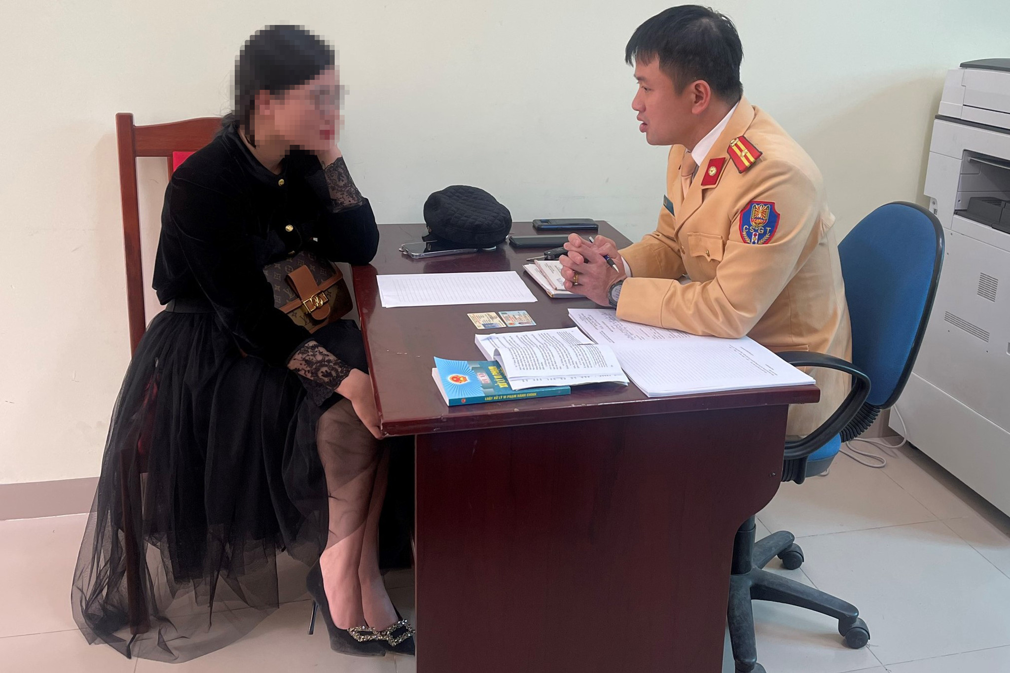 Tài xế làm việc tại cơ quan công an (Ảnh: Cục CSGT)