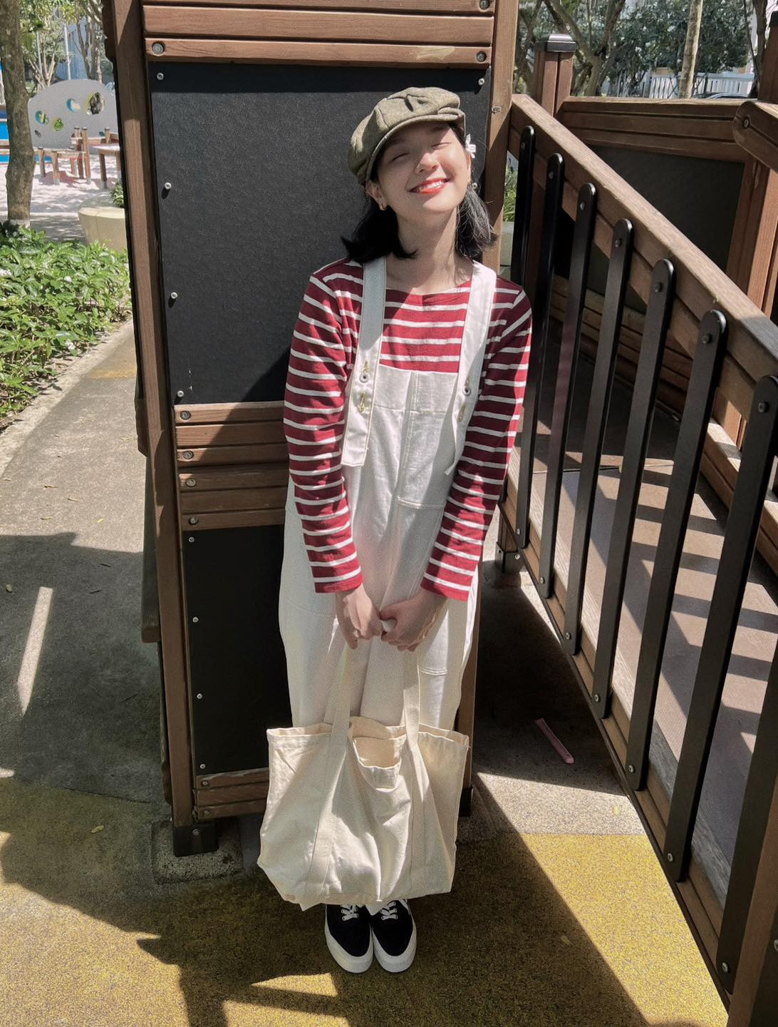 Dù không sử dụng những món đồ hiệu, Hải Tú vẫn thu hút sự chú ý với nụ cười tỏa nắng.