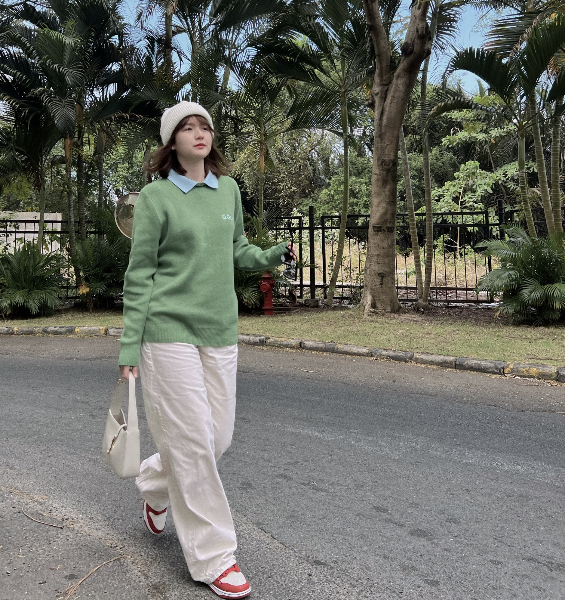 Phong cách của Hải Tú lúc dịu dàng, đằm thắm, khi lại năng động trẻ trung. Cô khá yêu thích các phụ kiện như kính, mũ và túi xách.