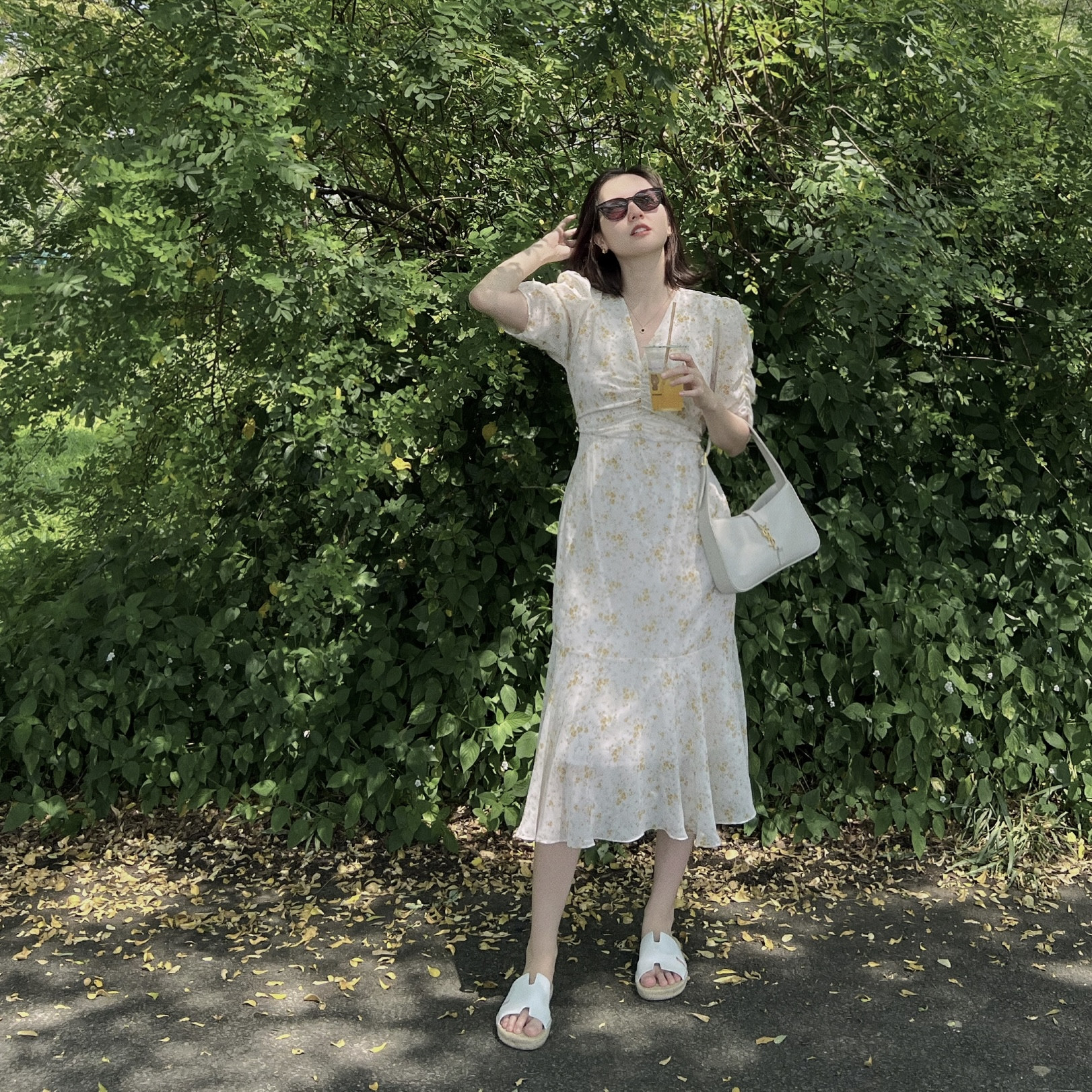 Cô thường xuyên chọn phong cách đơn giản mỗi khi ra ngoài. Váy hoa là một trong những sự lựa chọn được Hải Tú yêu thích.