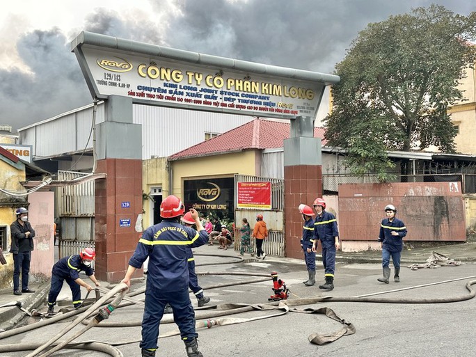 Lực lượng chức năng nỗ lực dập lửa.