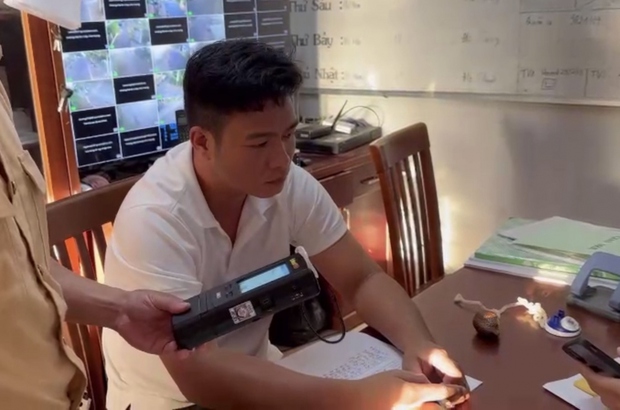 Kiểm tra nồng độ cồn cho thấy ông Tuấn có 0,063 mg/lít khí thở (Ảnh: CSGT)