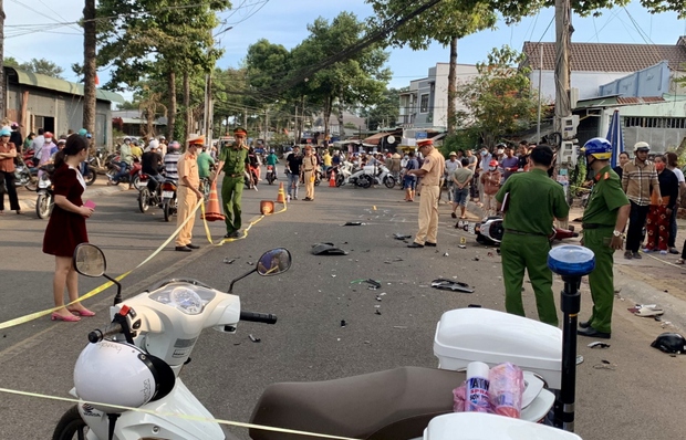Hiện trường vụ tai nạn khiến 2 người đi xe máy tử vong tại chỗ (Ảnh: Quang Hưng)