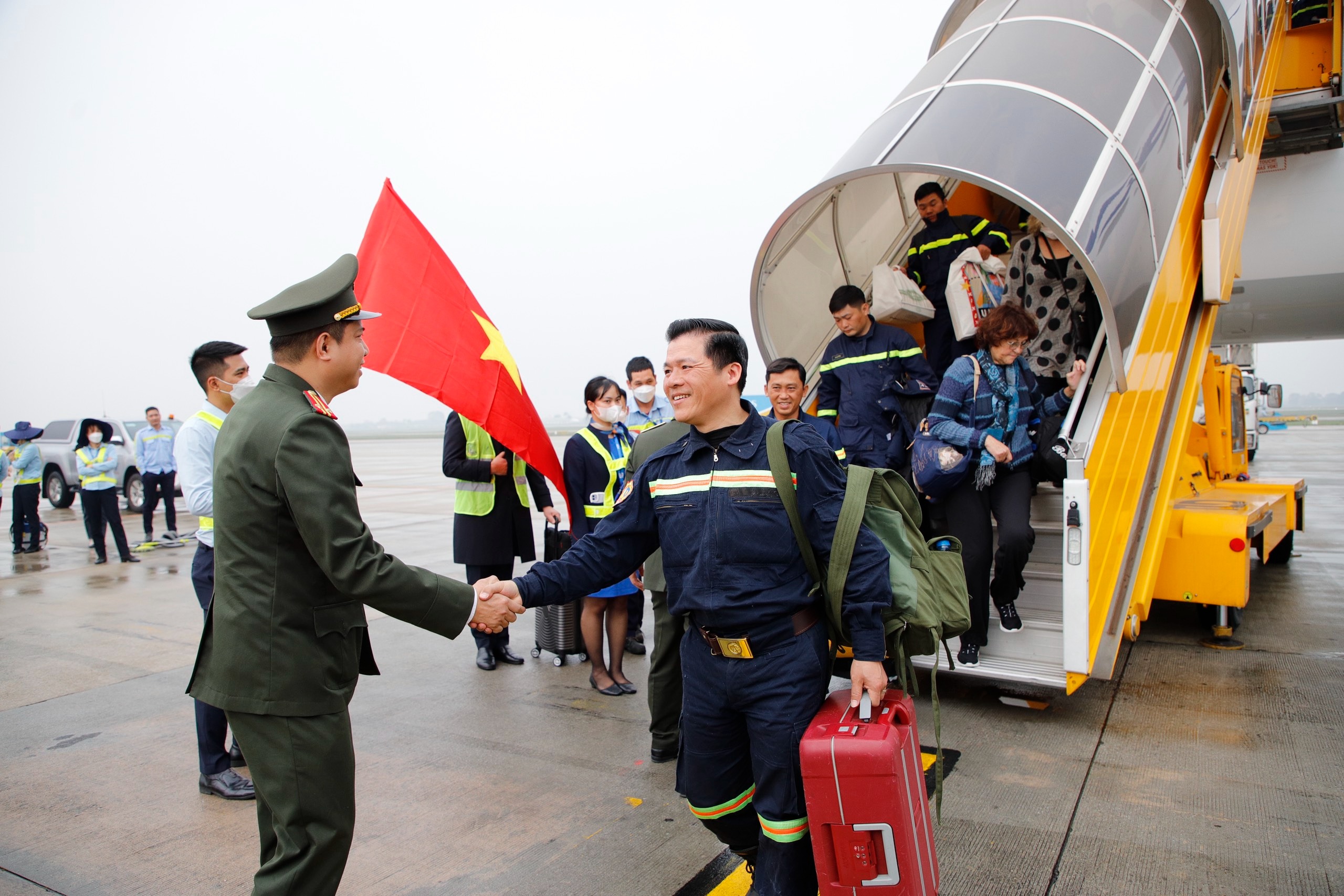 Lãnh đạo Bộ Công an đón Đoàn công tác tại sân bay