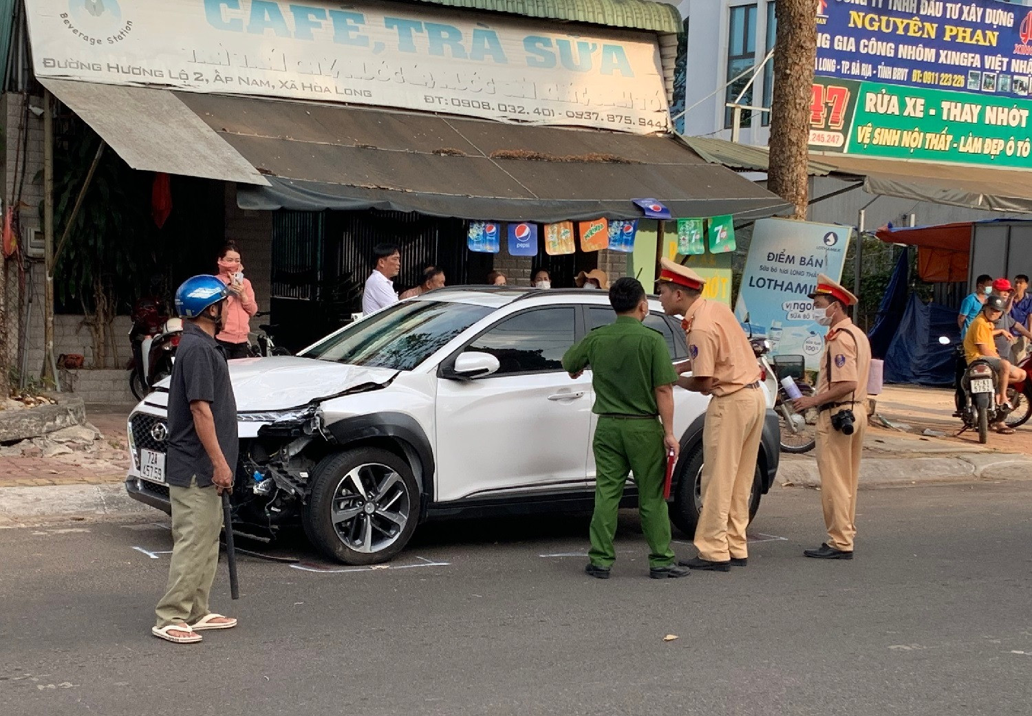 Xe ô tô gây tai nạn. Ảnh: Quang Hưng