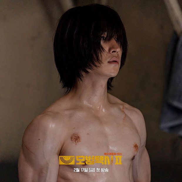 Lee Je Hoon sở hữu thân hình đáng mơ ước. Anh phải tập luyện cực khổ để có được vẻ ngoài như thế này. Ngoài ra, anh tiết lộ thường hay ăn thịt bò, ức gà để có body cường tráng