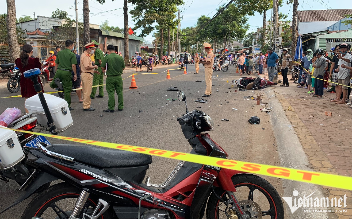 Công an khám nghiệm hiện trường vụ tai nạn. Ảnh: Quang Hưng