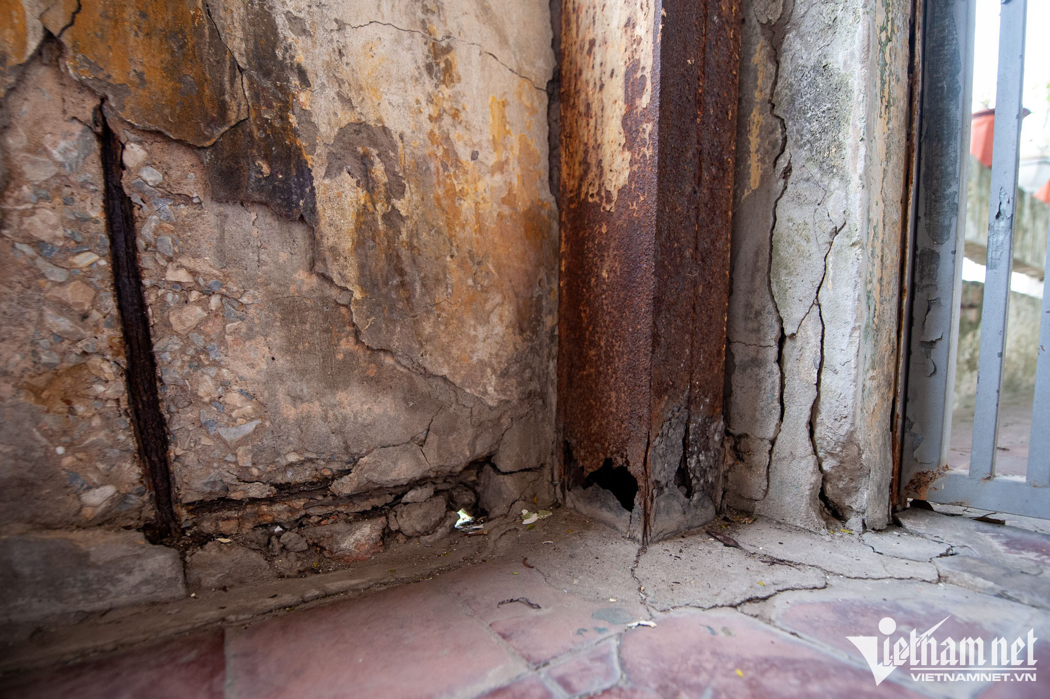 Kết cấu nhà A, khu tập thể Ngọc Khánh đã xuống cấp nghiêm trọng, các mảng tường bong tróc, sắt thép bị hoen gỉ, xung quanh được gia cố thêm bằng hệ thống khung thép nhưng theo thời gian cũng đã bị ăn mòn, không còn đảm bảo tính chịu lực.