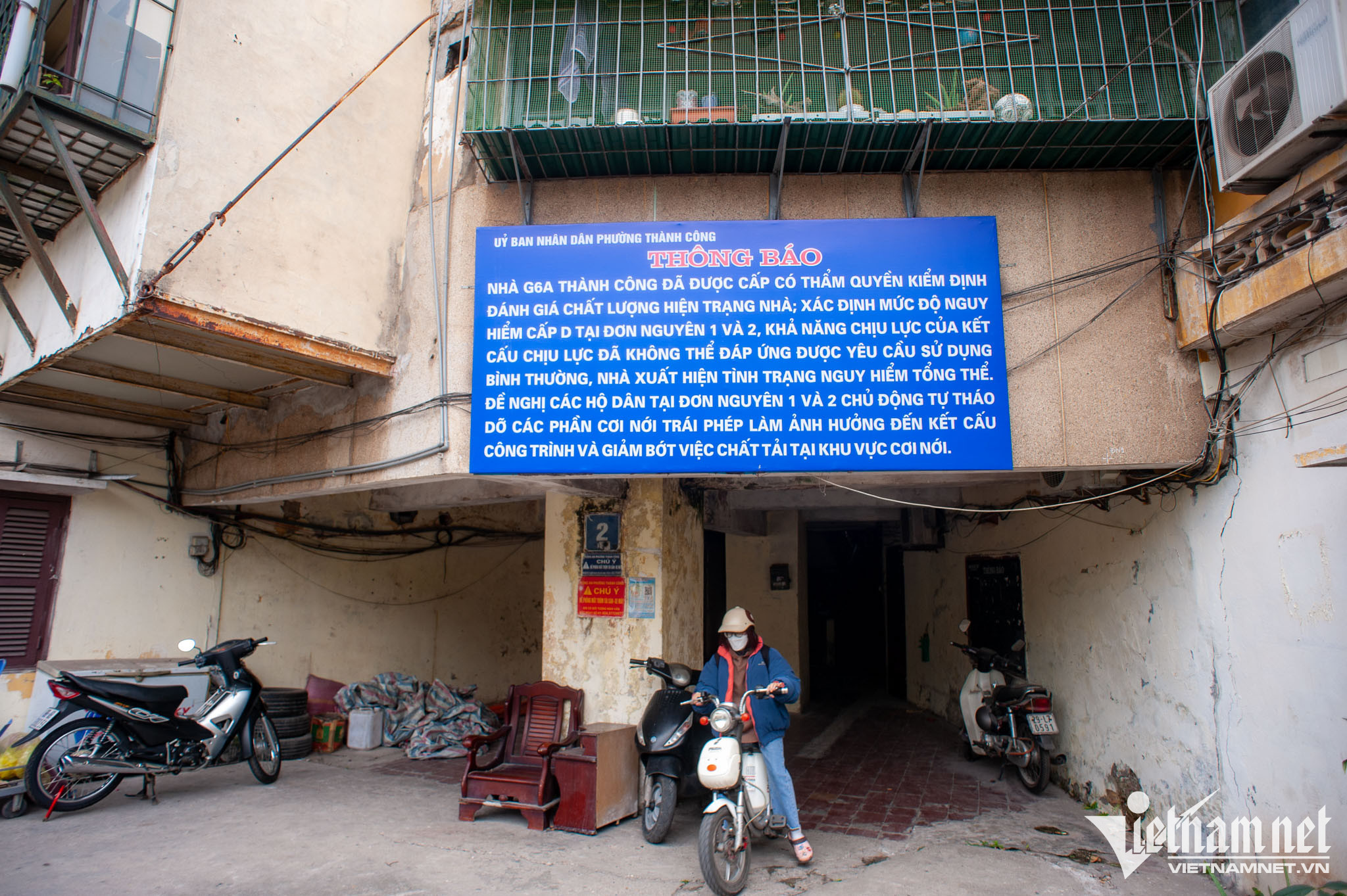 Khu tập thể này đã được dán cảnh báo, xác định mức độ nguy hiểm D, không còn khả năng sử dụng bình thường nhưng nhiều hộ dân vẫn chưa chịu di dời về khu tạm cư. Theo ghi nhận của VietNamNet, vào thời điểm giữa tháng 2/2023, vẫn còn hàng chục hộ dân sinh sống tại khu tập thể chưa giải quyết được các thắc mắc về khu tạm cư và công tác cải tạo, sửa chữa. 