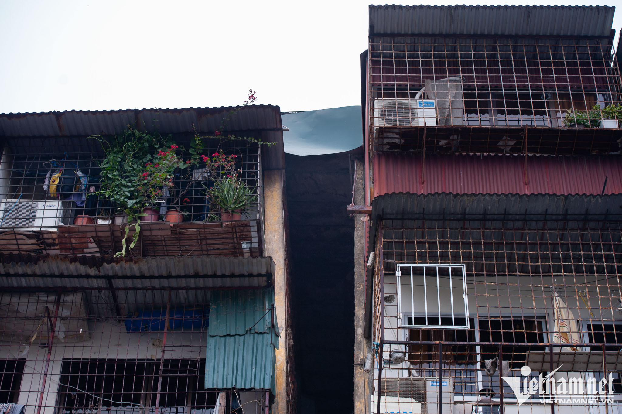 Đặc biệt, tại điểm tiếp giáp giữa hai tòa đơn nguyên 1 và đơn nguyên 2 tòa G6A đã xuất hiện vết tách rộng hơn 1m, nhiều móc sắt được sử dụng để chống đỡ, tất cả cho thấy không còn đảm bảo an toàn.