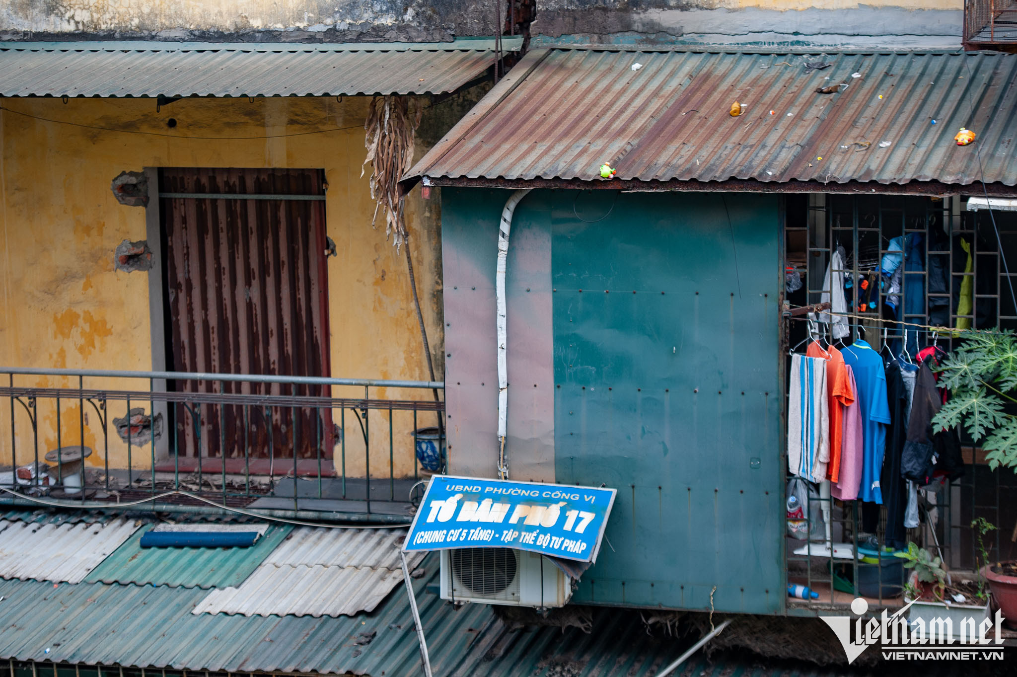 Được xây dựng từ năm 1990, khu tập thể Bộ Tư pháp (ngõ 35 Kim Mã Thượng, phường Cống Vị, quận Ba Đình) nay cũng đã hư hỏng, xuống cấp trầm trọng, cảnh báo mức độ nguy hiểm không thể đáp ứng được yêu cầu sử dụng bình thường. Khu nhà có 3 đơn nguyên nhưng hiện tại chỉ còn đơn nguyên 2 có người dân sinh sống, 2 đơn nguyên còn lại đã được quay tôn và niêm phong rào kín.