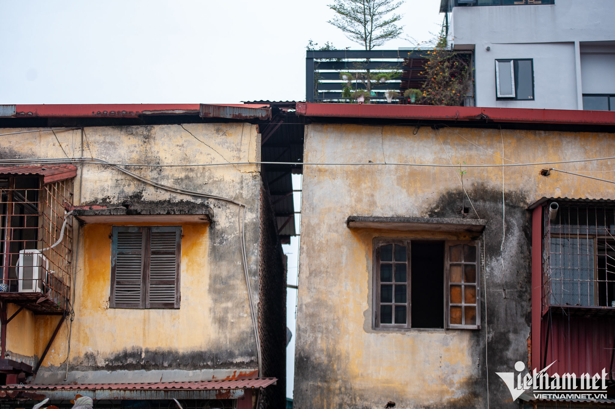 Chỉ cần quan sát bằng mắt thường dễ có thể thấy đơn nguyên 1 và 3 bị nghiêng lún, tách rời khỏi đơn nguyên 2. 