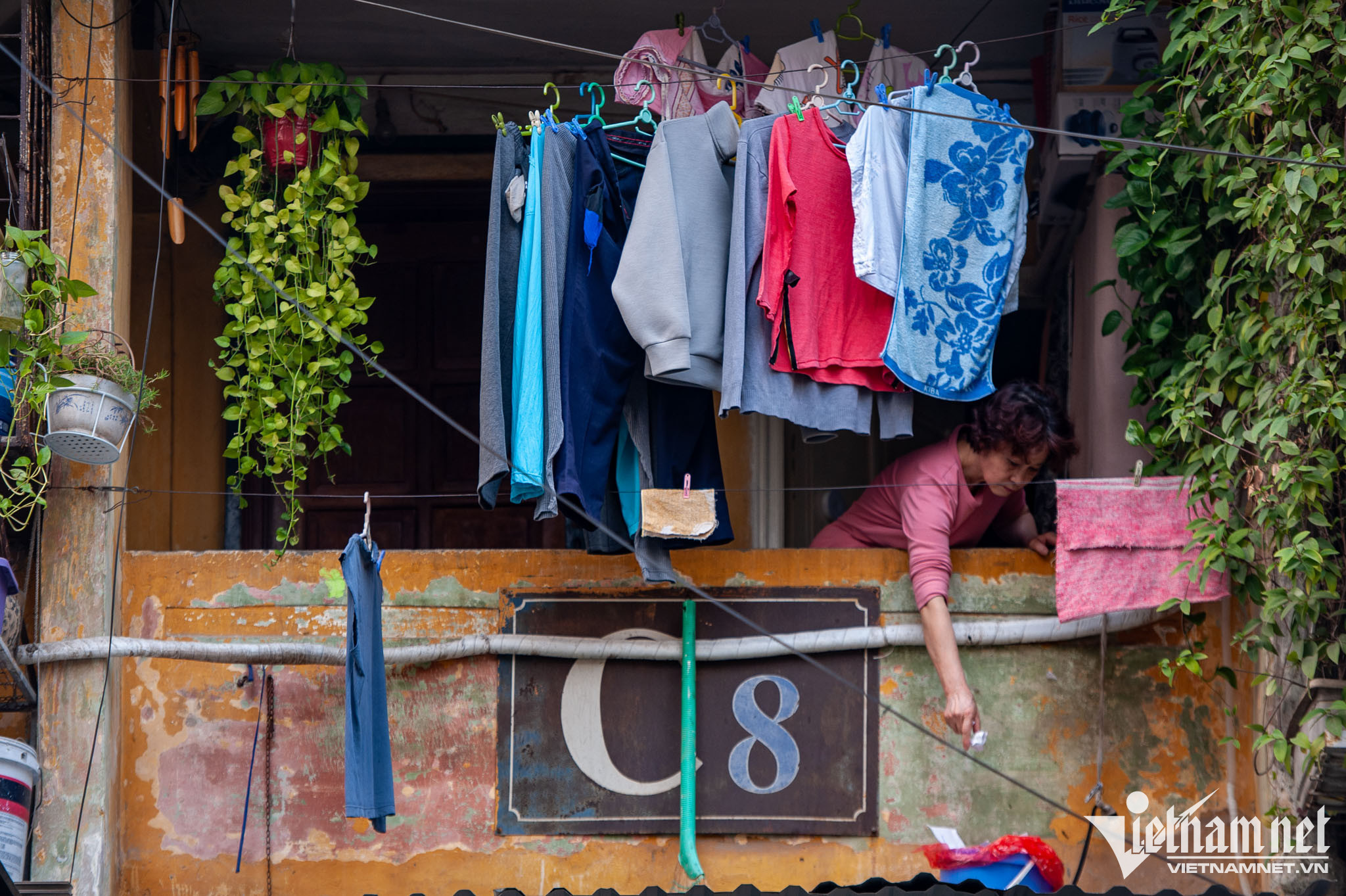 Nằm liền một dãy, các đơn nguyên còn lại tại Khu tập thể C8 Giảng Võ mặc dù được đánh giá chưa đến cấp độ D nhưng dấu vết xuống cấp theo thời gian cũng hiện rõ.